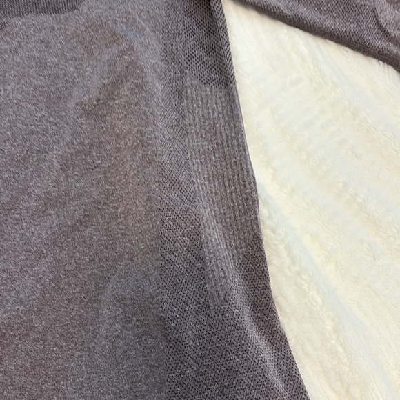 Lululemon long sleeve shirt size medium in a mauve colour great condition - Picture 3 of 4